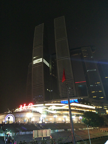 "重庆的夜景是真心不错，难怪这里有着“小香港”之称。坐在游船上看洪涯洞夜景，别有一番感受_朝天门号两江夜景游轮"的评论图片