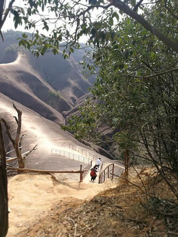 "高椅岭是一个绝对值得一去再去的好地方，经典的丹霞地貌，山水犬牙交错，奇形怪状，不是鬼斧神工，而..._高椅岭旅游区"的评论图片