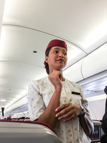 卡塔尔航空漂亮的空姐卡塔尔航空漂亮的空姐多哈至波兰的飞机上留影