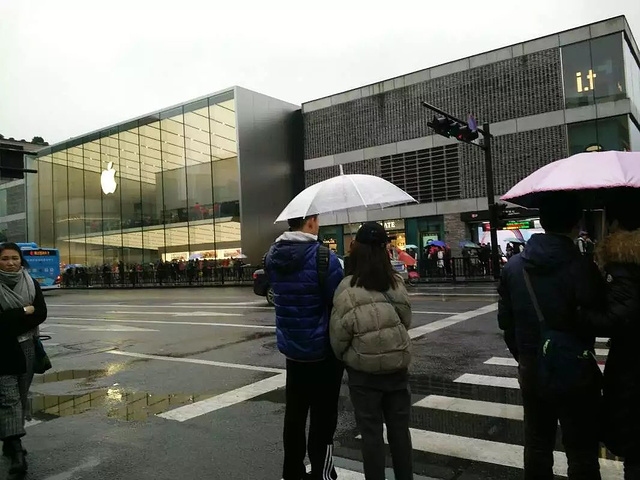 "这里比较适合购物的人，附近有很多商场，还有苹果专卖店。嗯···跟一般的美食广场都一样坑_杭州湖滨银泰in77"的评论图片
