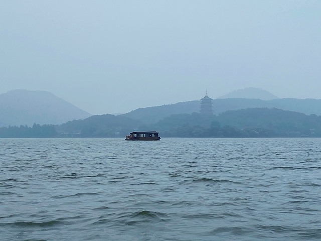 "这是西湖中最大的岛屿，风景秀丽、景色清幽_三潭印月"的评论图片