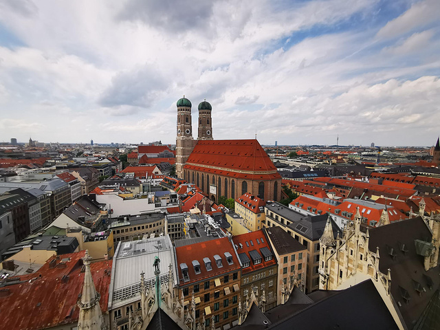 "特别之处在于塔上的时钟，每天11：00，12：00以及每年3-10月的每天17：00 鸣钟时，..._慕尼黑新市政厅"的评论图片