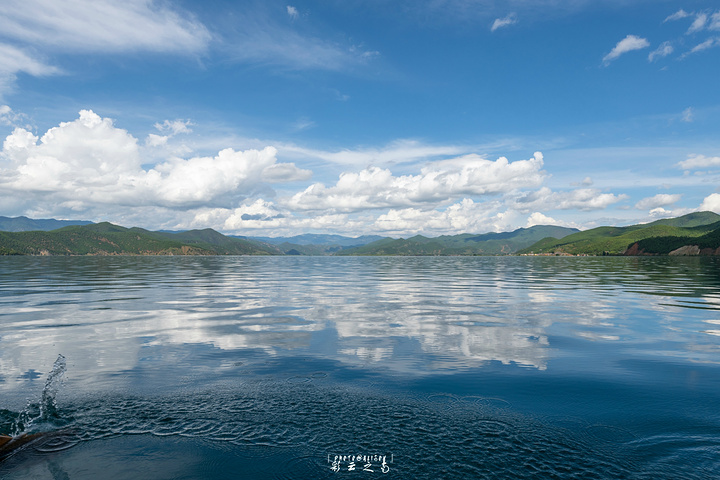 "我们到泸沽湖那天蓝天白云的，湖面也很平静甚至能反射天空美景。划船的当地船夫，一路一直在跟我们闲聊_三家村码头"的评论图片