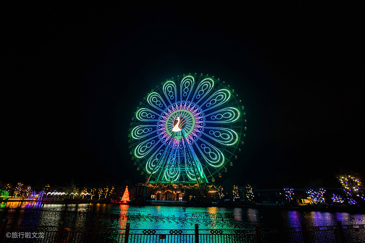 七彩云南欢乐世界夜景图片