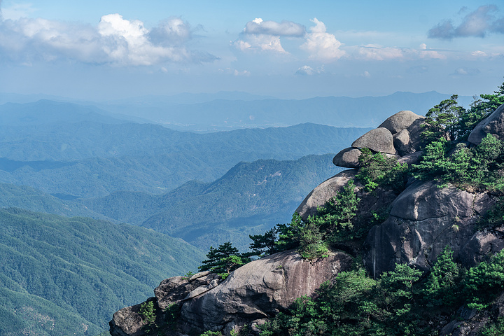 如盤雲的游龍,成為明月山一道非常靚麗的風景線