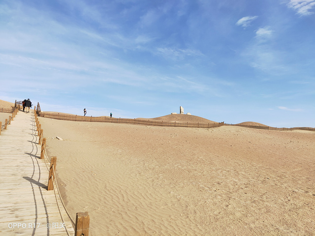 漫步阳关道,景色美不胜收,天空特别干净,空气特别新鲜.