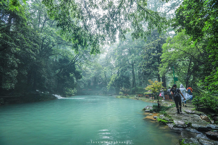 "烟雨朦胧下的双瑶池，仿佛仙境一般。中国溶洞之最的冰壶之瀑？如何躺着进洞_双龙风景旅游区"的评论图片