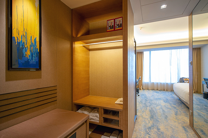 格里拉大酒店入住的是全江景客房打开房门一边是开放式衣柜加行李架另