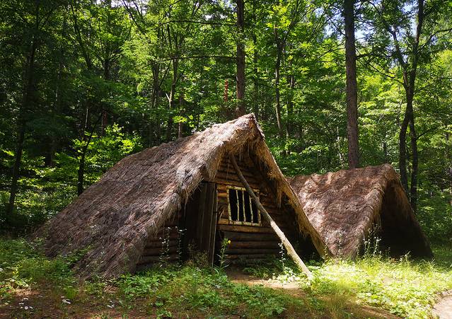 密营就是为此打造的一个据点，内有土炕，可生火取暖。为了纪念这段历史