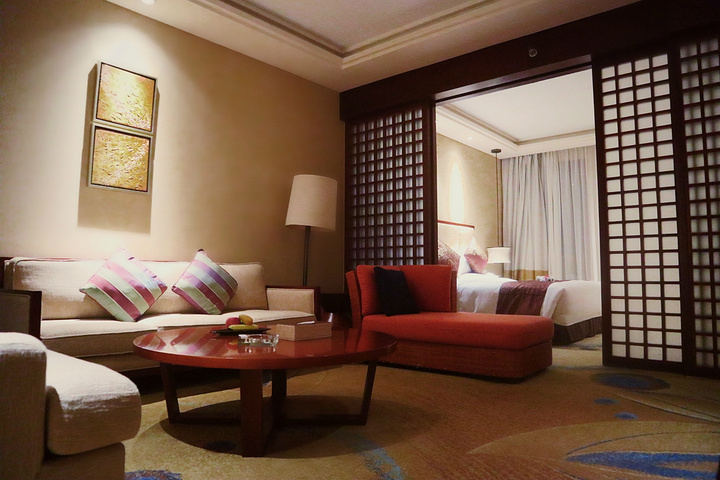 "珠海海泉湾维景国际大酒店。除了阳台以外，酒店房间给我最大的惊喜是这个宽敞而古典的客厅_珠海海泉湾维景国际大酒店"的评论图片