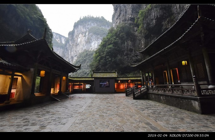 顺着栈道没有下行几步远远就看见非常出名的网红打卡地天福官驿了大家