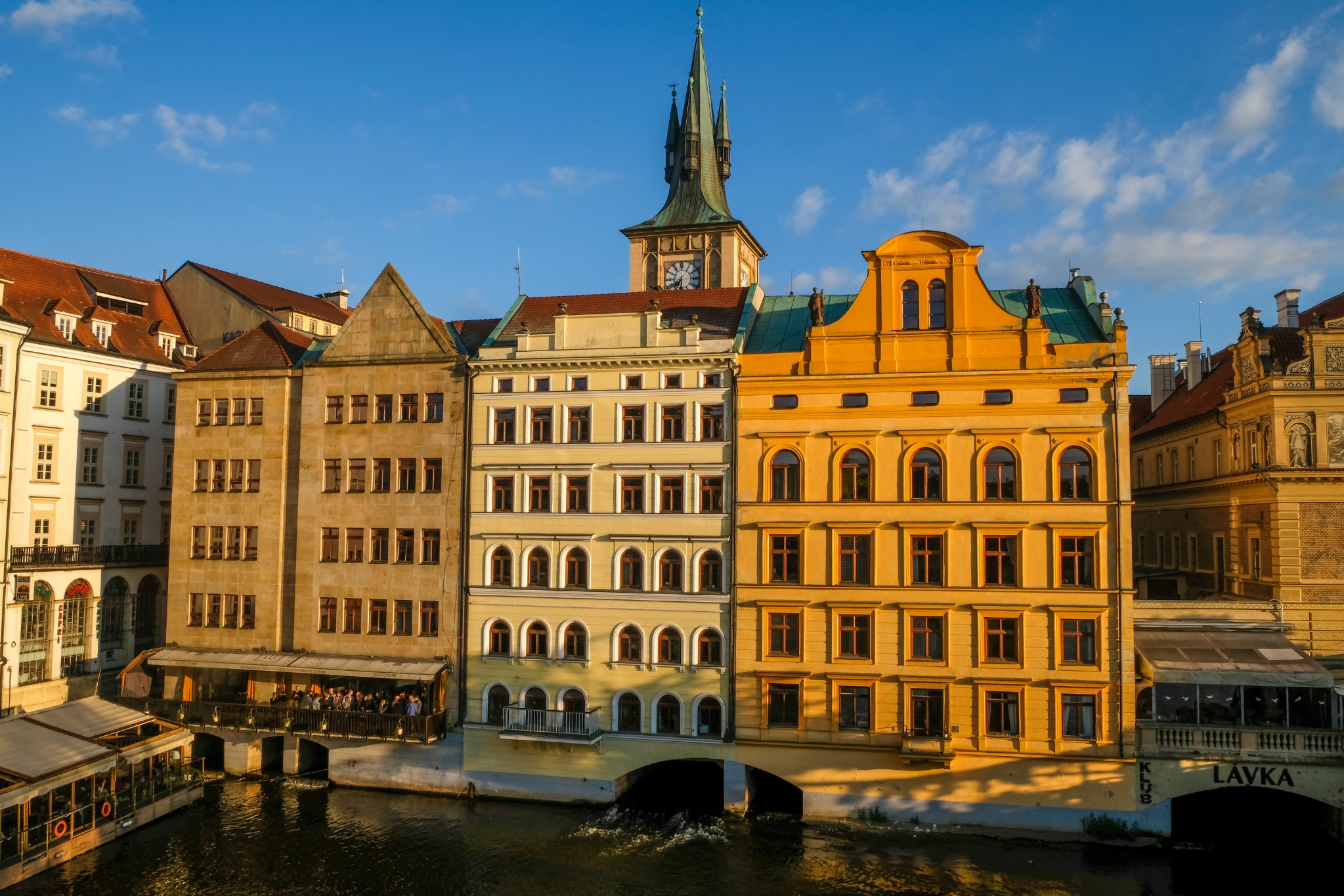 查理大桥以其悠久的历史和建筑艺术成为布拉格最有名的古迹之一,是