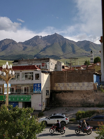 "在祁连县并没有进卓尔山景区，远看也就够了，住一晚看看风景。祁连县风光。找亮点。远处的牛心山_阿柔大寺"的评论图片