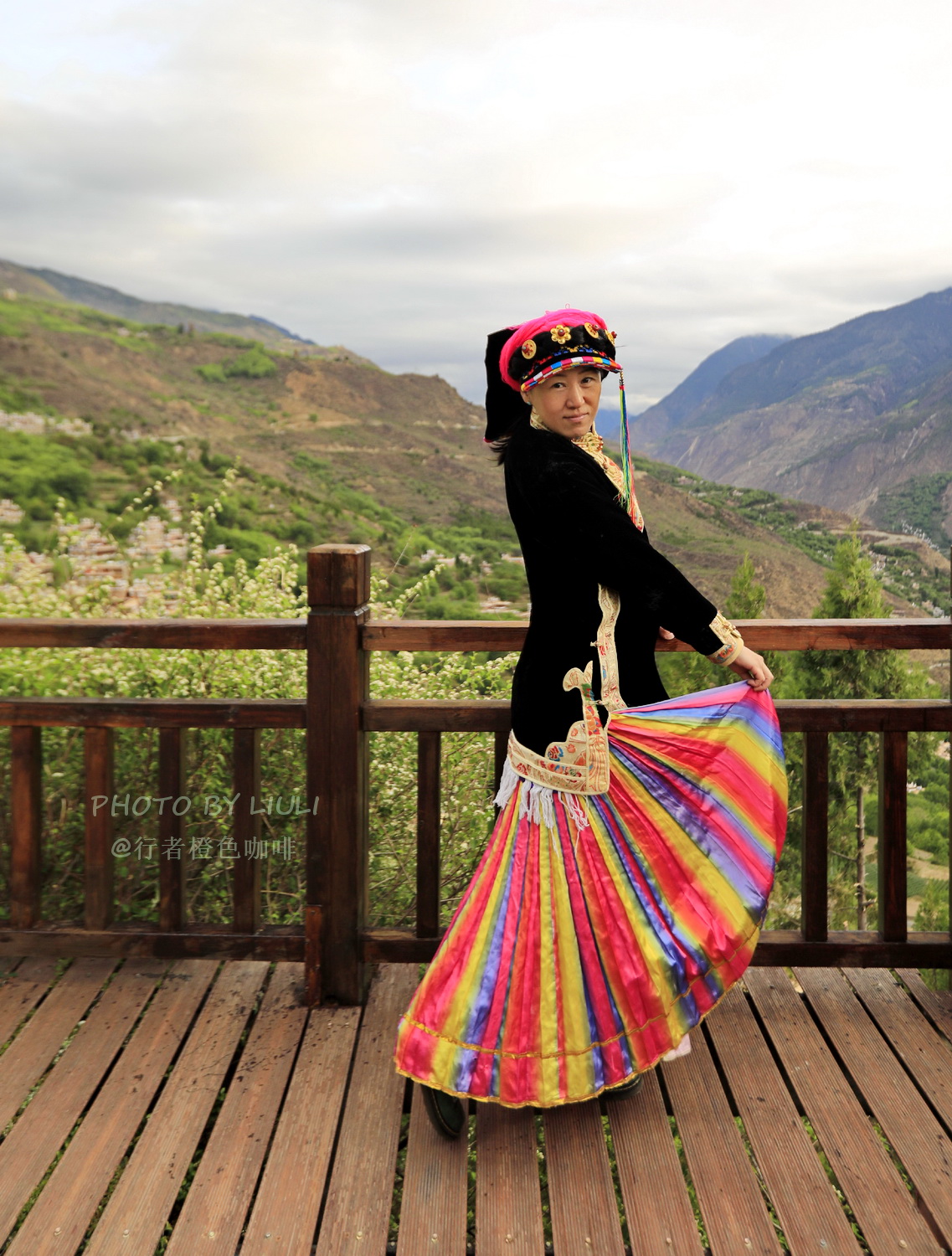 丹巴是嘉绒藏族,这里独特的服饰与其他藏区风格有很大不同,彩色百褶裙