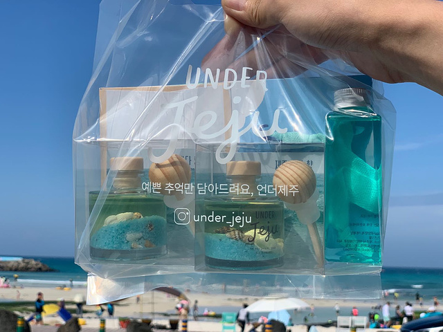 "月汀里的海也是好看的，沙子超级软香薰蜡烛感觉不太实用，就买了这个液体香薰，味道超级好闻_月汀里海边"的评论图片