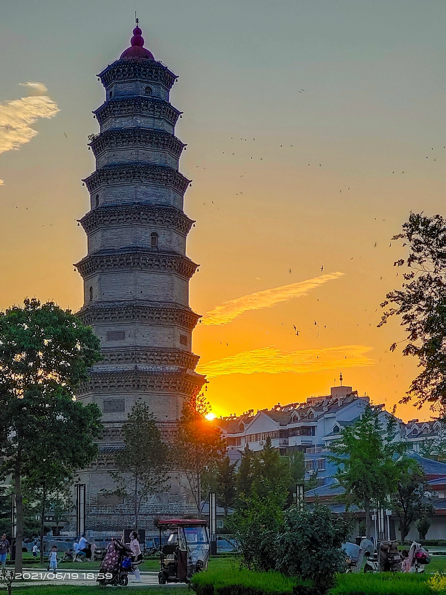 龍泉塔旁邊的墨子紀念館夜景龍泉塔旁邊的魯班紀念館夜景龍泉塔旁邊的