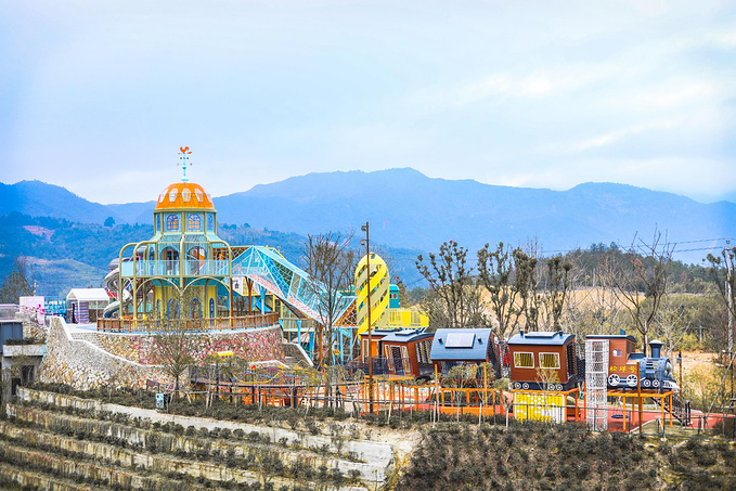 松垟花开火车乐园图片