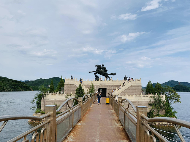 "（3）3个人可以尽情在碧波岛游玩，而且4点半以后岛上游客就非常少了，可以一直玩到日落，享受美景_北京平谷金海湖"的评论图片