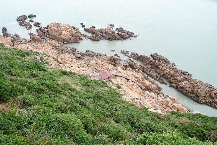 "冲着无敌海景和超长的木栈道，也是非常值得一玩的。六井潭游览一半的时候天气有要放晴的感觉。只能取消行程_六合朝阳景区"的评论图片