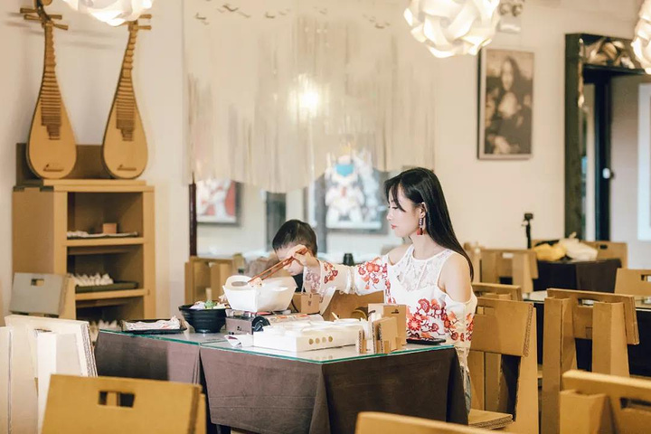 "餐厅的桌椅板凳也是瓦楞纸做的，点上一份台湾风味儿童套餐和神奇纸火锅，开动！亲子美食：纸箱王主题餐厅_纸箱王"的评论图片