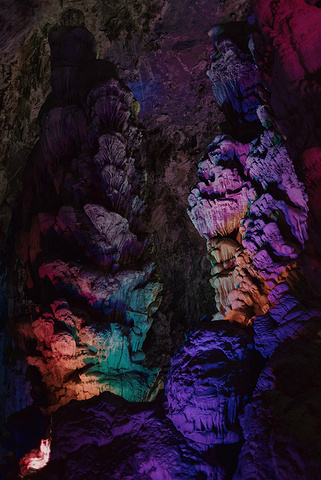 "...岩岩洞，巨大的钟乳、石柱铺陈于眼前，大地为纸，山水作画，无穷不尽的美景，让人不由惊叹自然的巧妙_凌霄岩"的评论图片