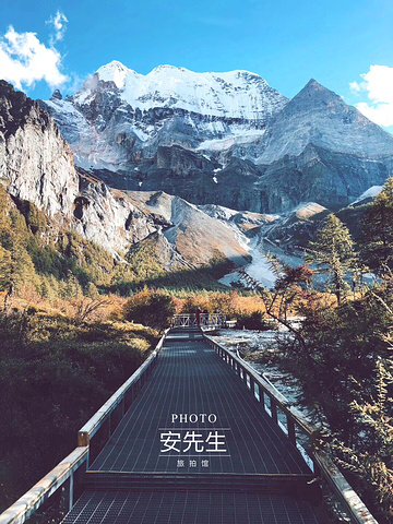 "🔥 「景点特色」：仙乃日是距离亚丁景区入口方向最近的一座神山，在冲古寺即可远眺到。因为热爱_仙乃日"的评论图片