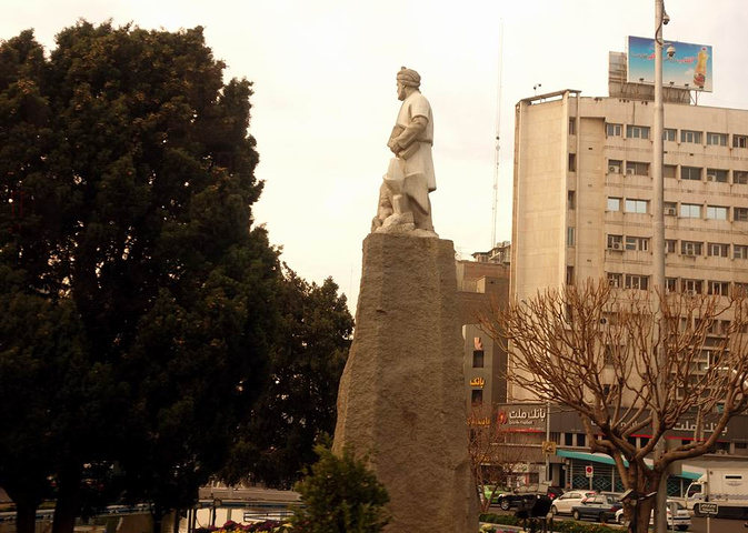 "阿扎迪自由纪念塔位于伊朗首都德黑兰梅赫拉巴德国际机场附近，是德黑兰的地标，也是伊朗的象征_自由纪念塔"的评论图片