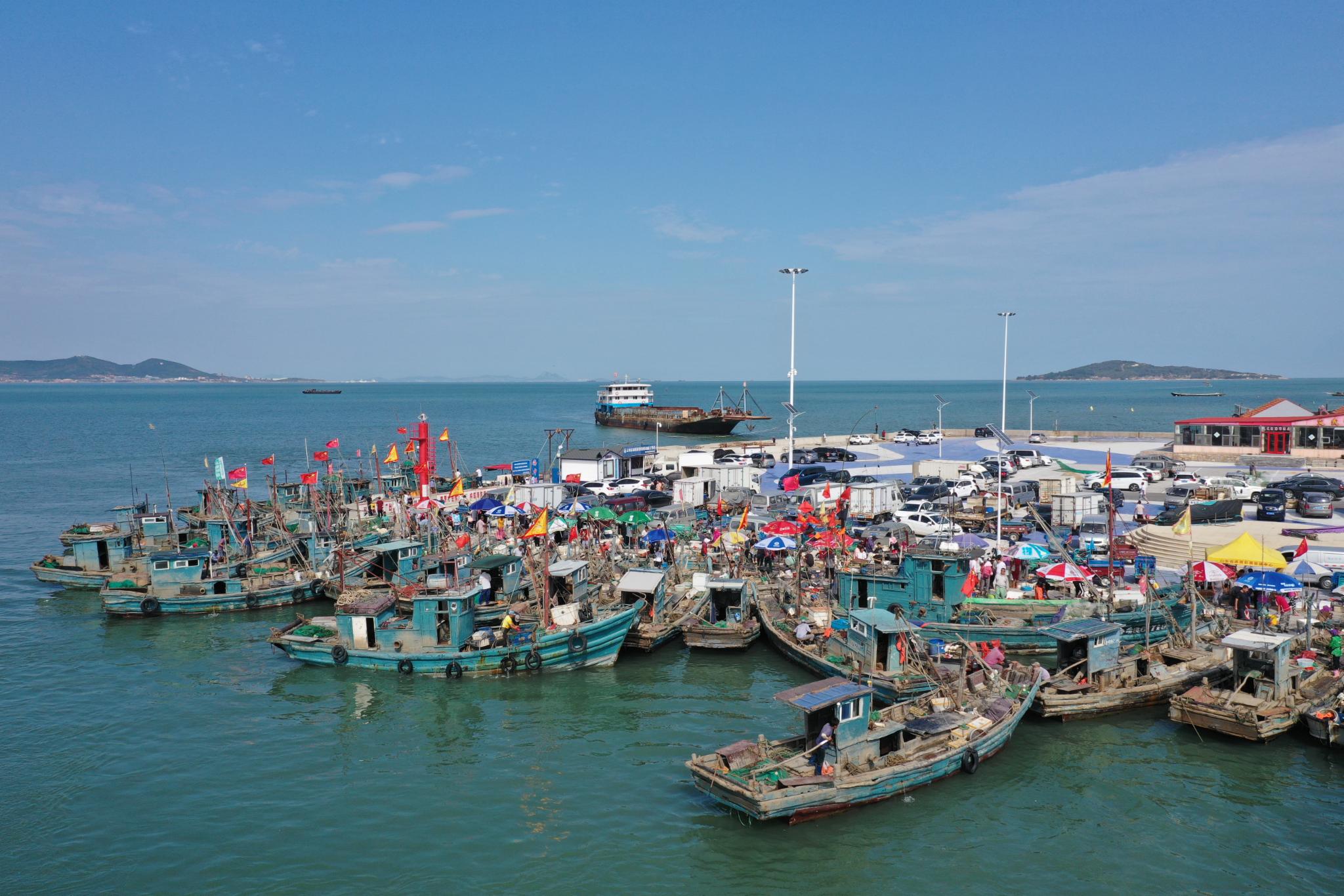 第二站港东渔码头码头上的海鲜又便宜又新鲜每天下午两点会开市可以来