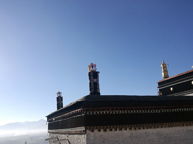 "寺院在蓝天的映衬下显得格外耀眼与神圣。后藏最大的寺庙如果有缘再见，我想_扎什伦布寺"的评论图片