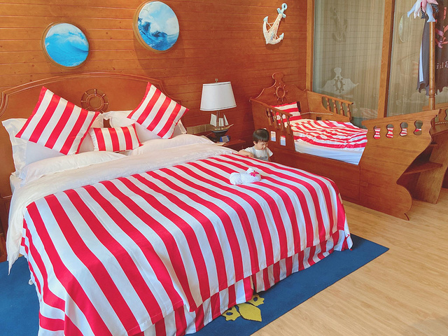 "⏩这次入住的是海王星的海盗主题家庭套餐，房间里有一张一米八的大床和一张一米二的宝宝床，宝宝床是..._珠海海泉湾维景国际大酒店"的评论图片