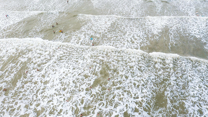 "在 防城港 的白浪滩，这个休闲度假景区展现的淋漓尽致。 防城港 市 中国 唯一一个沿海和延口岸的地方_白浪滩"的评论图片