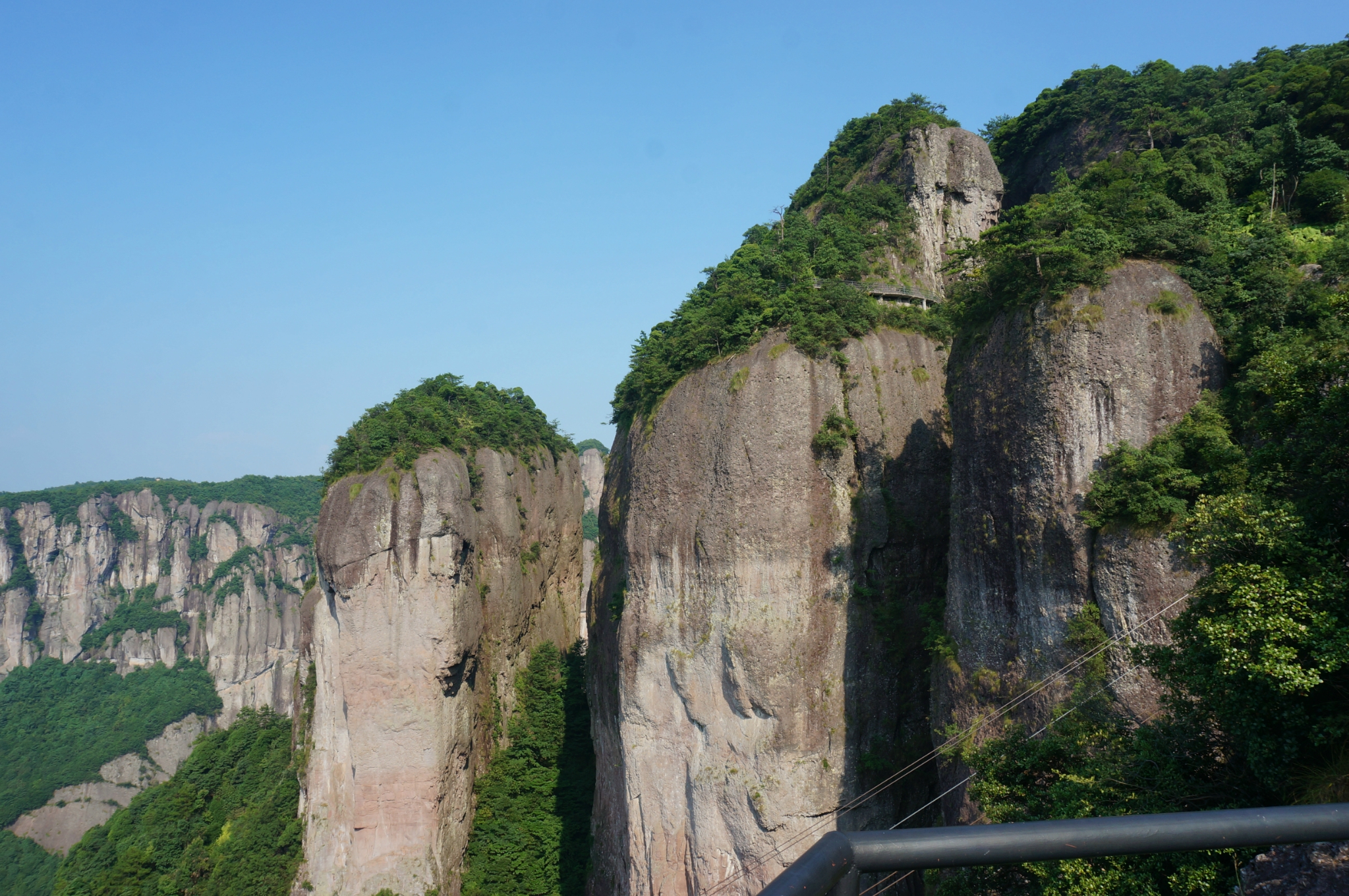 景色確實非常不錯神仙居橫跨的面積很大周圍眾山巍兀獨立險峻無比