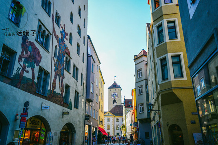 "罗滕堡跟星许许多多的 德国 小镇一样，窄小街道的尽头是一座漂亮的钟楼_罗滕堡"的评论图片