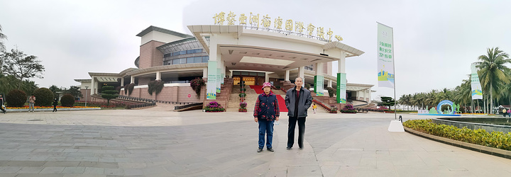 "近观会址，还可以买票进入会址参观，开放时间截止五点，我们过去就四点四十了，决定不进去了，在外面留个影_博鳌亚洲论坛永久会址"的评论图片