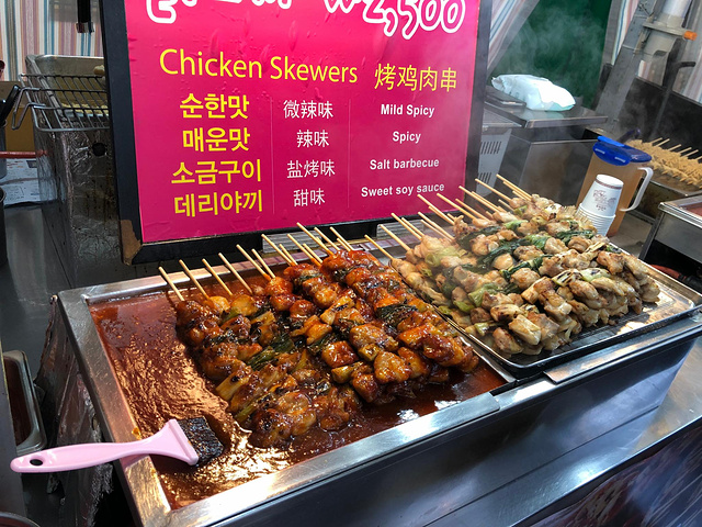 "就是这家炸鸡店，超级超级好吃，我也不知道该怎么形容了，反正以后去首尔我还会去吃的～_弘大俱乐部街"的评论图片