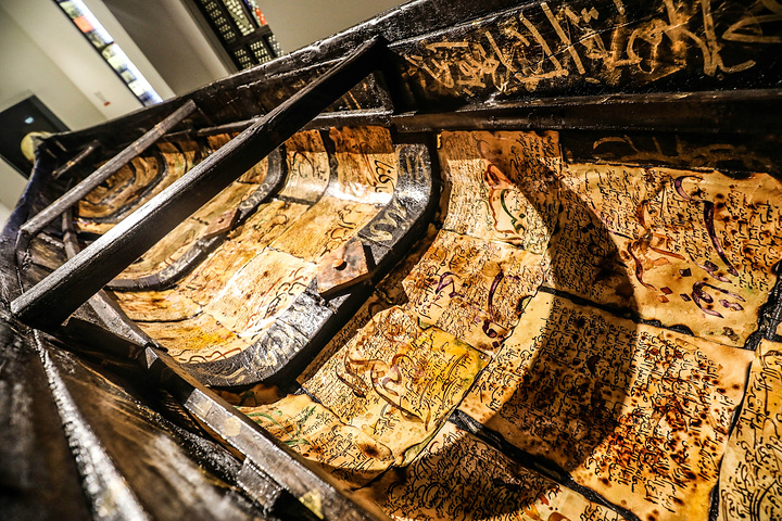 "博物馆内还战线过去主要的 丝绸之路 ，这里也来自很多 中国 当年运输过去的瓷器也是很值得看的_Omani - French Museum"的评论图片