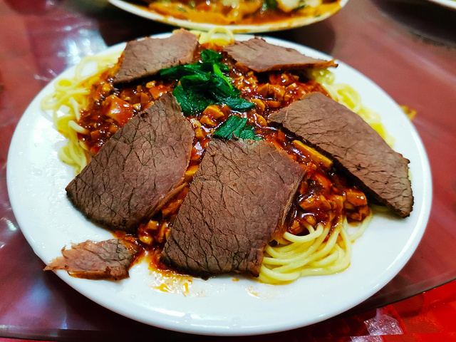 21:50敦煌夜市,老何驴肉黄面.