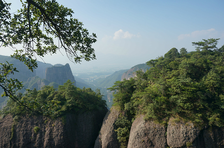 "景色确实非常不错。神仙居横跨的面积很大，周围众山巍兀独立，险峻无比_神仙居"的评论图片