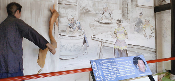 "现在院内作为贵州民间艺术的展览向游人开放。敦煌佛女，这件艺术品竟然是蜡染的作品！门口的戏楼_慈云寺"的评论图片