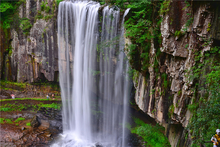 在这里,我真正地体会到了600多年前刘伯温写的观瀑诗:"悬崖峭壁使人惊