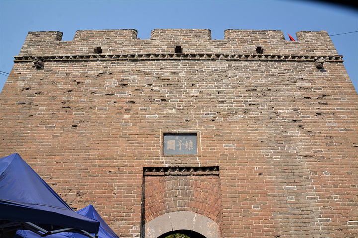 东门为一般砖券城门额题直隶娘子关上有平台城堡似为检阅兵士和瞭望