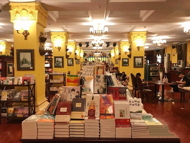 "果戈里书店有中国最美书店之称，走进书店的一楼门厅，浓浓的古典气息就扑面而来。实用信息:果戈里书店_果戈里书店"的评论图片