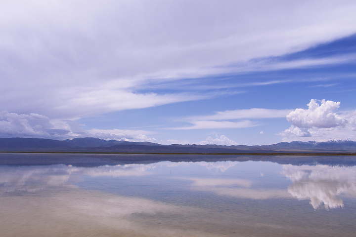 "而且最好是连续几天都是晴天之后前来，此时湖水结晶度很高，会看到洁白的盐湖上覆盖一层薄薄的卤水，..._茶卡盐湖"的评论图片