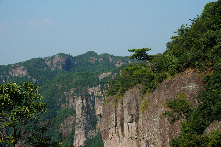 "景色确实非常不错。神仙居横跨的面积很大，周围众山巍兀独立，险峻无比_神仙居"的评论图片