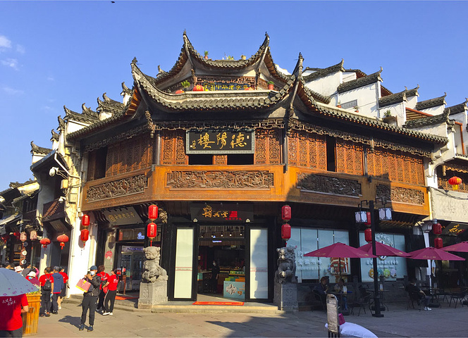 高档型酒店,门脸和大堂用了徽州古建筑的元素和构件,比较有设