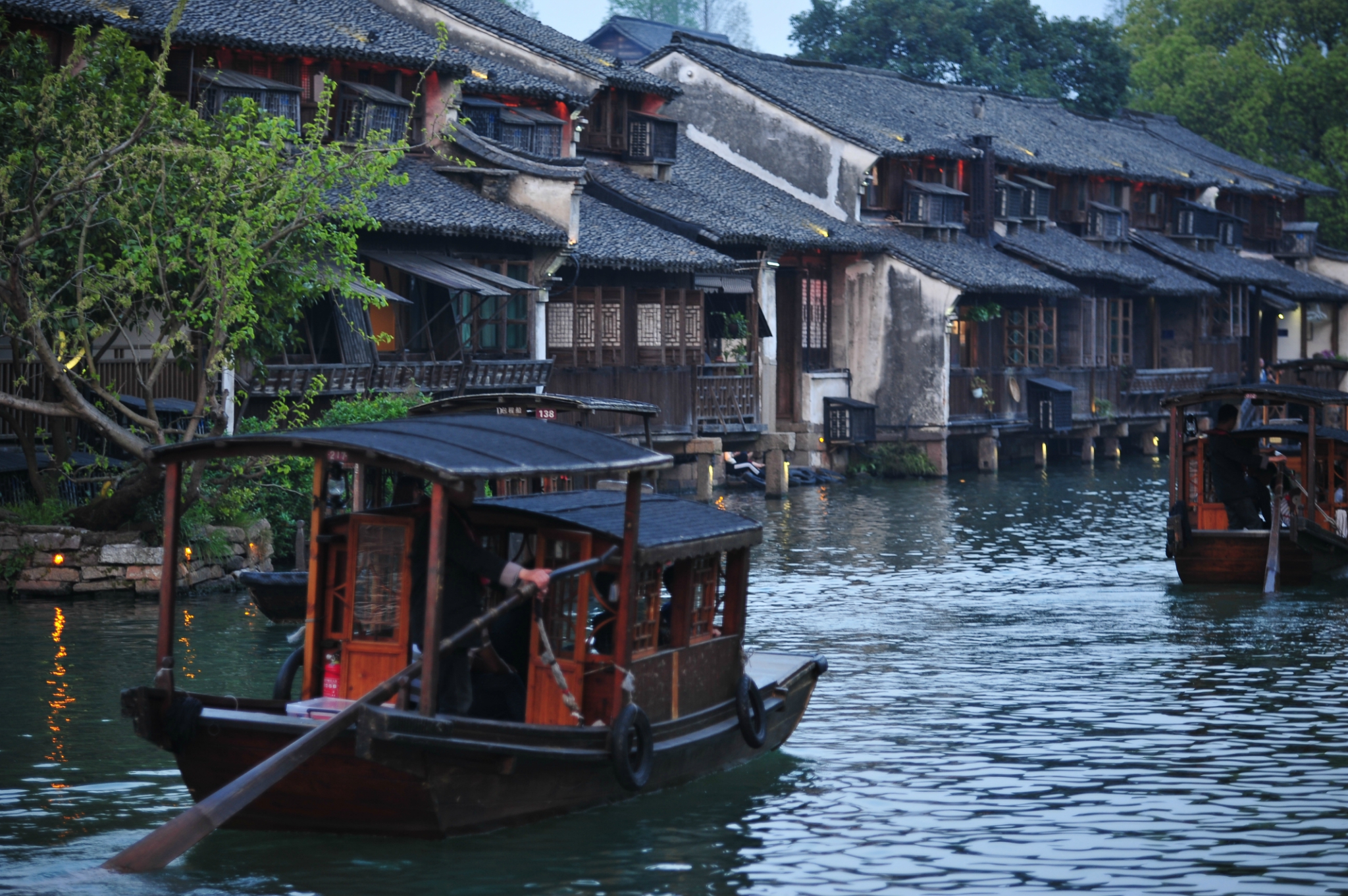 《旗袍》,《一江春水向东流》,《追日》,《早春二月》《乾隆王朝》