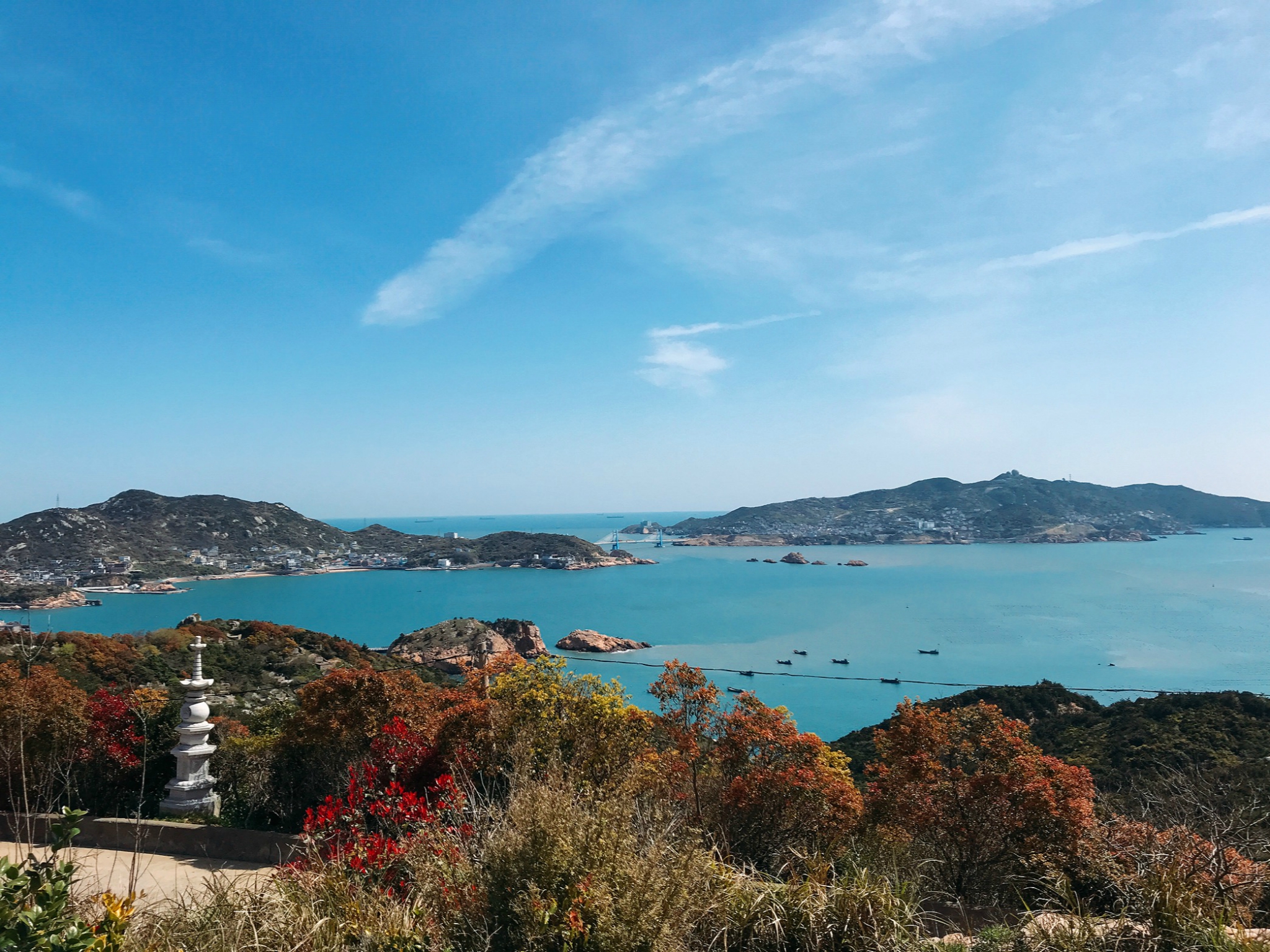 除此外山海奇观东西两侧风景也是绝佳东可看枸杞嵊山全景西可观海上