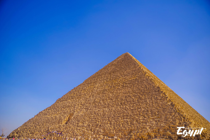 "...西南近郊的 吉萨 ，造了三座大金字塔，是 埃及 最著名的金字塔区域，也是现存的世界七大奇迹之一_吉萨金字塔群"的评论图片