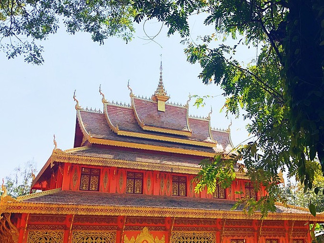 "下午逛逛曼听公园和总佛寺，曼听公园是傣王行宫的旧址，可以参观一下傣族风情的建筑和园林_曼听公园"的评论图片