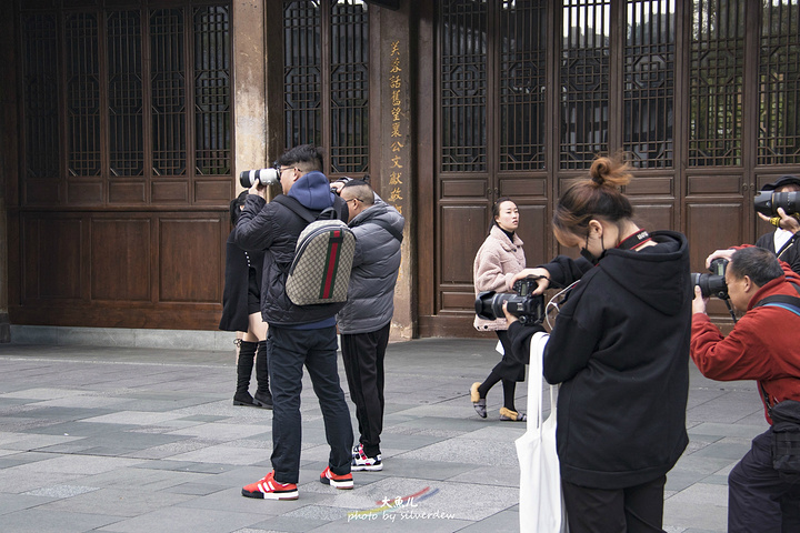 "走进一条条里弄，发现在太古里绝对是最佳街拍地，光线和建筑的错落交错，使得光线更加柔和_成都太古里"的评论图片